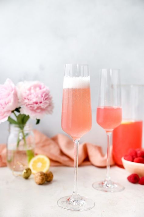 Pink Lemonade Mimosas Starburst Vodka, Mimosa Recipes, Baby Shower Cocktails, Baby Shower Party Food, Pink Mimosa, Champagne Punch, Mimosa Recipe, Baby Shower Drinks, Shower Desserts