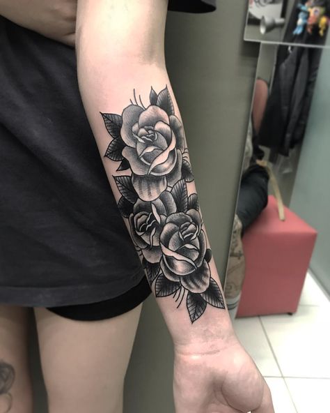 Tatuagem old school: 91 fotos para você se apaixonar pela técnica Arm Cover Up, Script Tattoo Cover Up, Forearm Cover Up Tattoos For Women, Arm Cover Up Tattoos, Forearm Cover Up Tattoos, Cover Up Tattoos For Women, Best Cover Up Tattoos, Wrist Tattoo Cover Up, Tattoo Band