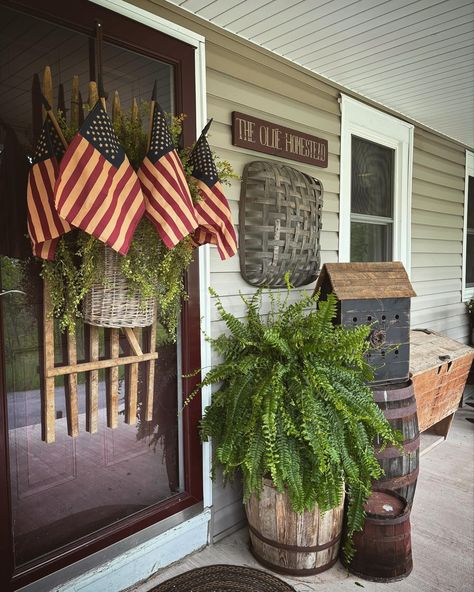 Rustic Porch Decorating Ideas, Fourth Of July Front Porch Decor, Flag On Front Porch, Front Porch American Flag, American Flag Outside House, American Flag Front Of House, Primitive Front Porch Ideas, Outdoor Americana Decor, American Flag On Porch