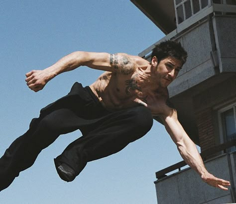 Martial arts vs. Parkour  Great read and the last paragraph really seals the deal for me. David Belle, Poses Manga, Action Pose Reference, Male Pose Reference, Action Pose, Anatomy Poses, Human Reference, Body Reference Poses, Human Poses Reference