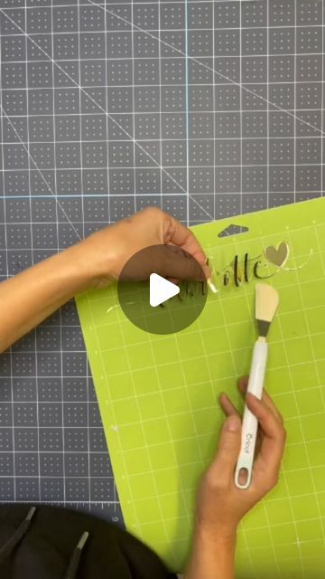 Cricut Engraving Projects, Cricut Ideas Projects, Vinyl Cricut Projects, Cricut Personalized Gifts, Cricut Projects Ideas, Diy Cricut Projects, Cricut Office, Adhesive Vinyl Projects, Cricut Videos