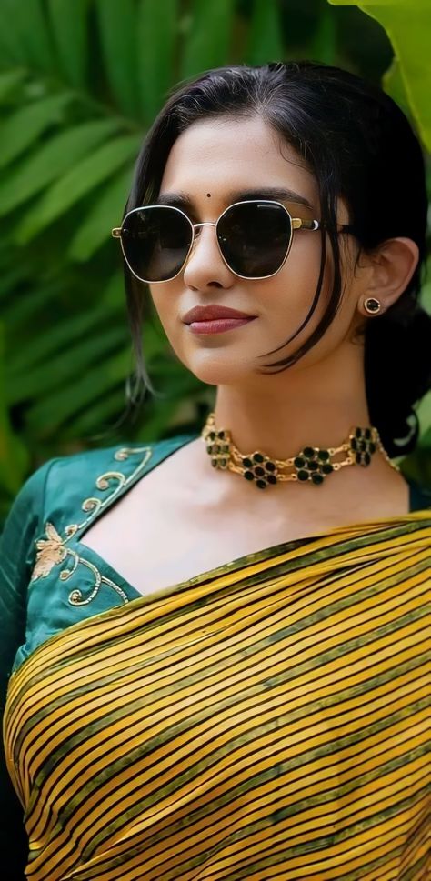 Mamitha Baiju New Look, Individual Poses, Sai Pallavi Hd Images, Indian Eyes, Black Hair Aesthetic, Dark Beauty Photography, Samantha Images, Attractive Dresses, Actress Hairstyles