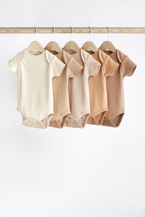 Stock up on their everyday essentials with this handy 5-pack of baby bodysuits, crafted from soft cotton, with short sleeves and a popper fastening for easy changing. Machine washable. 5 x Bodysuit 100% Cotton. Newborn Onesies Neutral, Baby Neutral Clothes, Next Baby Clothes, Newborn Baby Clothes Unisex, Minimalist Baby Clothes, Baby Clothes Brands, Baby Basics, Trendy Baby Clothes, Newborn Onesies