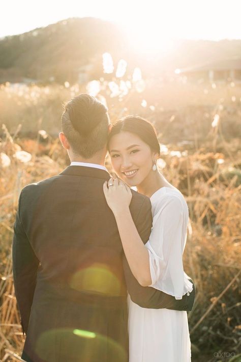 Prenup Photos Ideas, Prenuptial Photoshoot, Japan Wedding, Prewedding Outdoor, Korean Wedding Photography, Pre Wedding Photoshoot Outfit, Wedding Photo Studio, Foto Wedding, Wedding Photoshoot Props