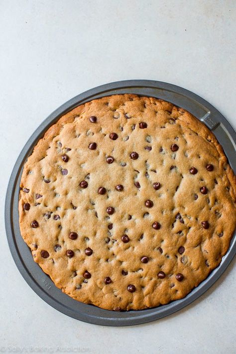 Chocolate Chip Pizza, Cookie Pizza Recipe, Chocolate Chip Cookie Pizza, Pizza Sugar Cookie, Giant Chocolate Chip Cookie, Homemade Chocolate Chips, Homemade Chocolate Chip Cookies, Chocolate Chip Cookie Cake, Cookie Pizza