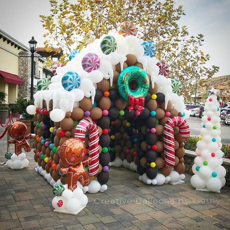 Camarillo California, Christmas Balloon Decorations, Twisting Balloons, Deco Ballon, Balloon Artist, Balloon Crafts, Balloon Twisting, Kids Christmas Party, Christmas Balloons