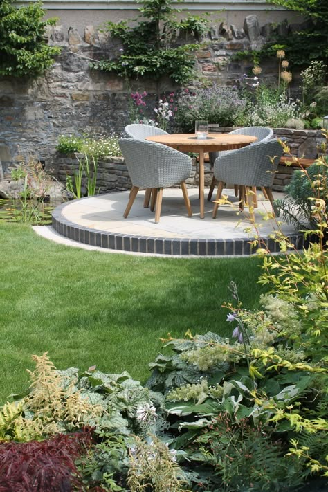 Circular Rose Garden Design, Paved Courtyard Ideas, Circular Garden Seating Area, Circular Lawn Garden Design, Uk Garden Inspiration, Raised Seating Area Garden, Small Paved Garden Ideas, Wide Garden Design, Large Garden Landscaping