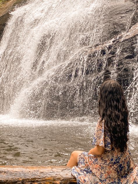 Photoshoot At Waterfall, Poses For Waterfall Pictures, Photography Poses In Nature Women, Fall Waterfall Pictures, Photo Poses In Waterfalls, Waterfall Selfie Ideas, Photos Near Waterfall, Pose Near Waterfall, Waterfalls Picture Ideas