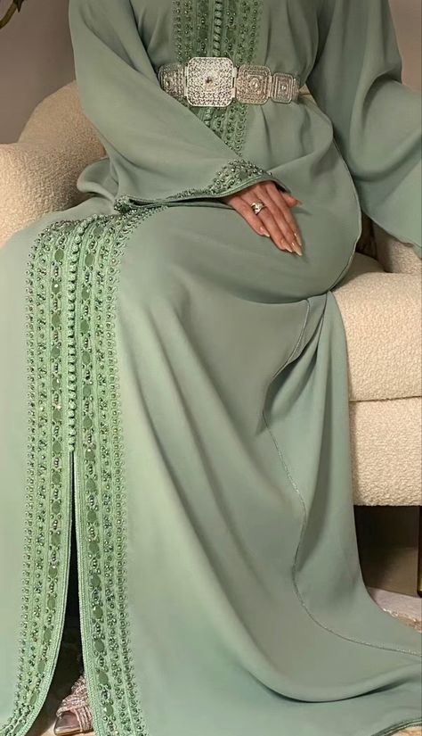 Victorian Dress Gown, Green Kaftan, Caftan Simple, Beautiful Gown Designs, Morrocan Fashion, Moroccan Kaftan Dress, Moroccan Clothing, African Dresses Modern, Moroccan Fashion