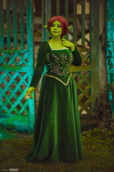 Fiona Cosplay Shrek, Princess Fiona Cosplay, Princess Fiona Makeup, Fiona From Shrek Costume, Plus Size Cosplay Ideas, Fiona Shrek Costume, Princess Fiona Costume, Fiona Makeup, Shrek And Fiona Costume