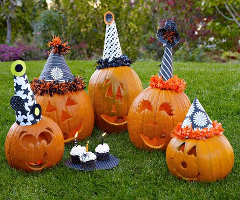 Help your pumpkins celebrate their birthdays! More funny pumpkin carving ideas: http://www.bhg.com/halloween/pumpkin-decorating/funny-pumpkin-carving-ideas/?socsrc=bhgpin101713pumpkinbirthdayparty&page=6 Happy Pumpkin Faces, Ernie Und Bert, Funny Pumpkin Carvings, Halloween Bday Party, Lila Party, Pumpkin Patch Birthday, Pumpkin Stencils Free, Birthday Pumpkin, Halloween 1st Birthdays