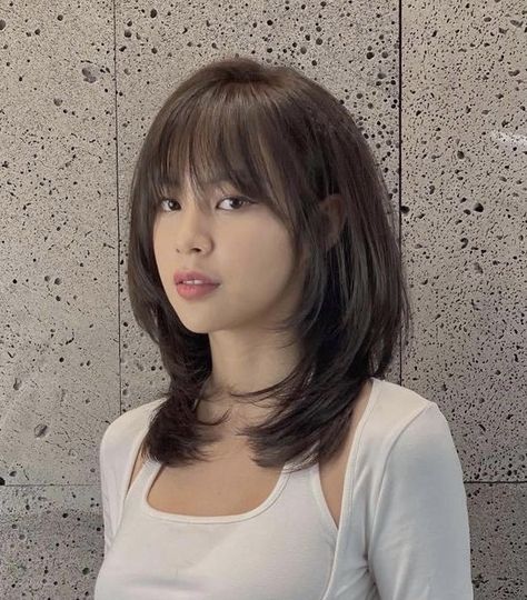 Hair Cut Wolfcut Girl, Short Layered Hair With Curtain Bangs Korean, Face Framing Haircuts Medium, Asian Layered Hair Medium With Bangs, Wolfcut With Full Bangs, Japanese Short Haircut With Bangs, Pointy Chin Hairstyles, Layered Hair With Bangs Asian, Korean Haircut Short Layered