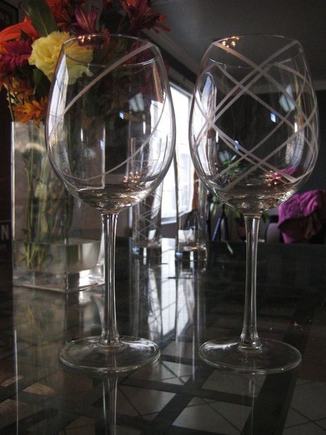 Etched glass ideas Etched Wine Glass Ideas, Wine Glass Ideas, Etching Diy, Glass Etching Stencils, Etching Ideas, Glassware Crafts, Beverage Glasses, Wine Glass Decor, Etched Wine Glasses