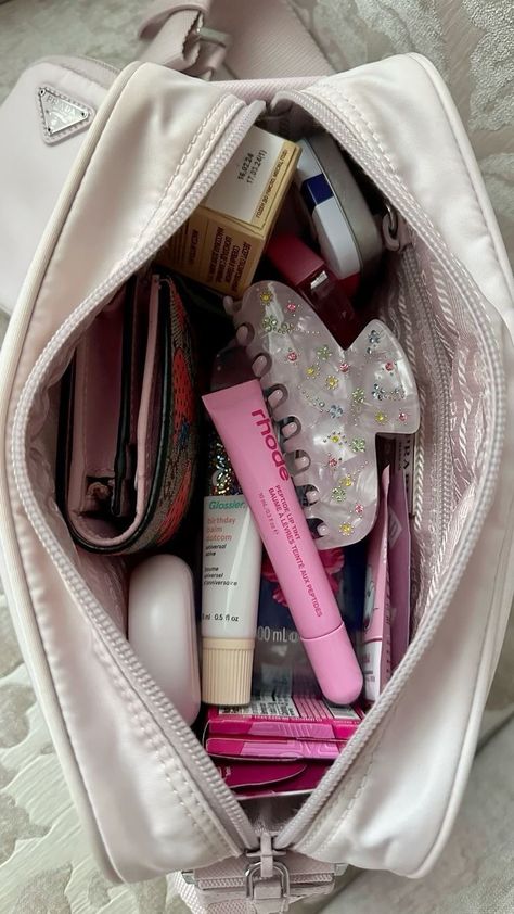 School Backpack Essentials, Everyday Bag Essentials, What's In My Purse, School Bag Essentials, Backpack Essentials, Inside My Bag, In My Purse, Purse Essentials, Handbag Essentials