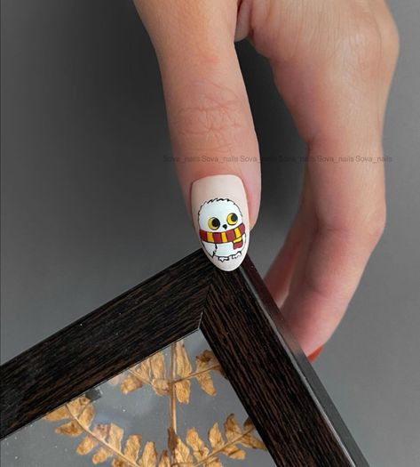 Nails Inspiration Cartoon, Hedwig Nail Art, Hedwig Nails, Harry Potter Christmas Nails, Harry Potter Manicure, Harry Potter Inspired Nails, Hufflepuff Nails, Harry Potter Nails Designs, Potter Nails