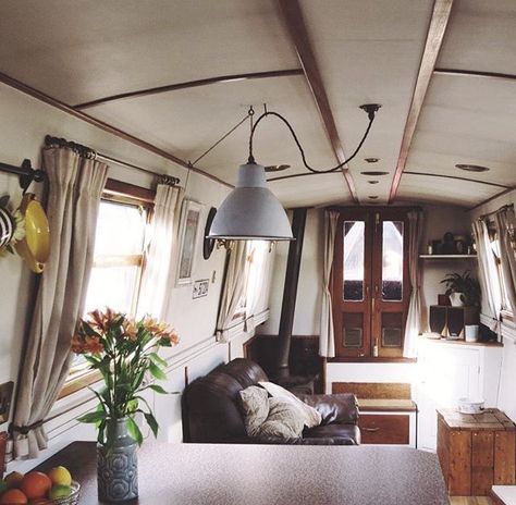 Tiny boat Modern Narrowboat Interior, Living In A Boat, Live Aboard Boats, Living On A Boat Aesthetic, Narrow Boat Interior, House Boat Interior, Houseboat Interiors, Narrowboat Life, Living On A Sailboat