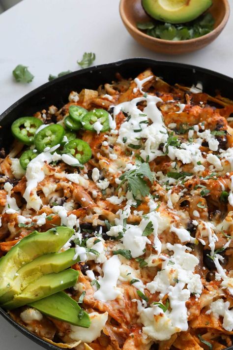 Cheesy Skillet Chicken Chilaquiles – Farmgirl Gourmet Chicken Chilaquiles Recipe, Chicken Chilaquiles, Chilaquiles Recipe, Skillet Dishes, Homemade Hamburgers, Hispanic Food, Quick Weeknight Dinners, Easy Cheesy, Skillet Chicken