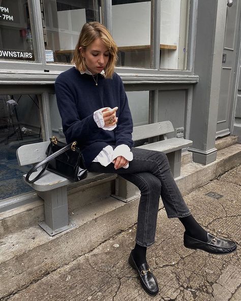 Lizzy Hadfield (@shotfromthestreet) • Instagram photos and videos Loafers Outfit Winter, Gucci Loafers Outfit, Loafers Street Style, Black Loafers Outfit, Loafer Outfits, Mode Dope, Loafers Trend, Lizzy Hadfield, Normcore Fashion