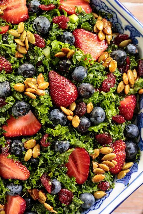 Kale Berry Salad, Kale Blackberry Salad, Kale And Strawberry Salad, Make Ahead Salads For Lunch, Kale Strawberry Salad, Summer Kale Salad Recipes, Kale Salad Ideas, Meatless Salads, Candied Pepitas