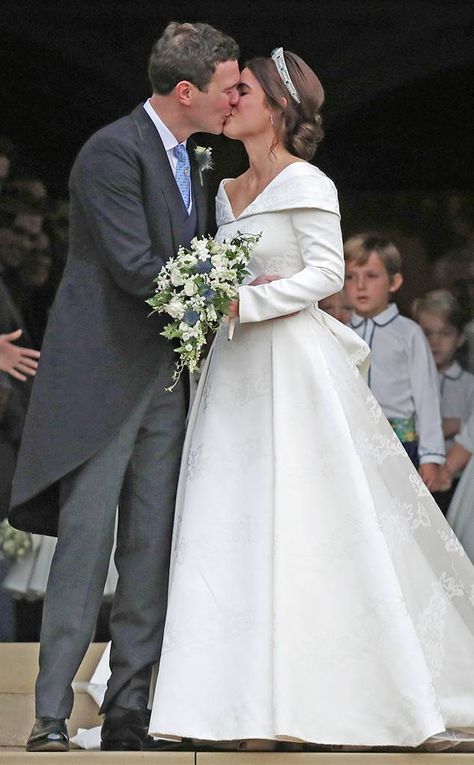 Sealed With a Kiss from Princess Eugenie and Jack Brooksbank's Royal Wedding Photos The couple shared a kiss outside of St. George's Chapel at Windsor Castle. Princess Eugenie Wedding, Emerald Tiara, Hollywood Vibes, Eugenie Wedding, Dress Bustle, Wedding Crochet, Royal Wedding Gowns, Philippine Wedding, Jack Brooksbank