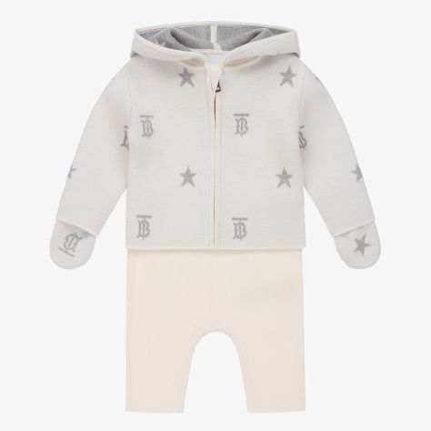 Ivory three-piece luxury baby gift set from Burberry, all beautifully knitted in super soft and warm wool. Comes in a branded box, it contains a hooded zip-up top and mittens with grey Thomas Burberry Monogram and star jacquard knit pattern, and a pair of plain ivory pull-on trousers. Burberry Monogram, Luxury Baby Gifts, Thomas Burberry, Designer Baby Clothes, Outfits Dresses, Designer Baby, Burberry Kids, Luxury Baby, Baby Design