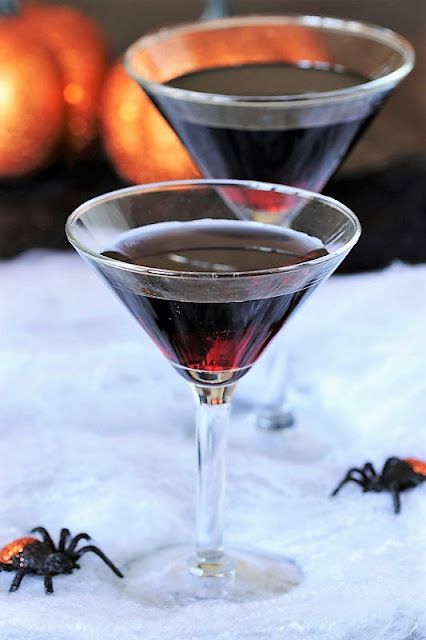 Black Vodka in Martini Glass to Make Spider's Kiss Cocktail Image Spider Cocktail, Black Vodka, Kiss Cocktail, Vodka Mixes, Cocktail Images, Black Food Coloring, Cute Creepy, Halloween Cocktail, Disney Theme Party