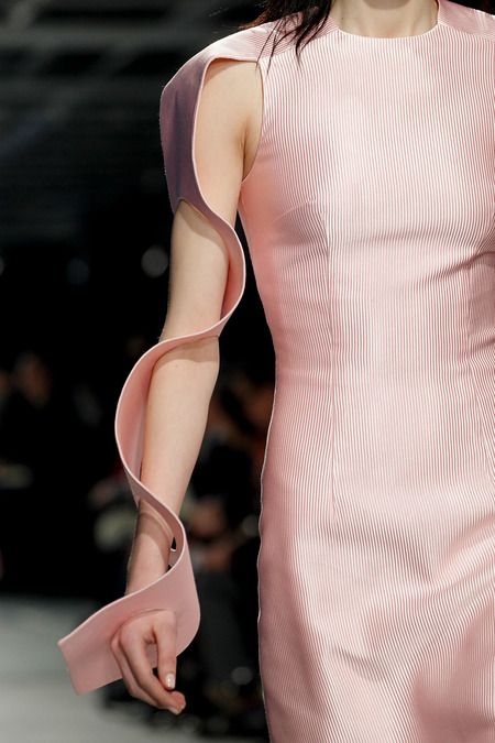 Christopher Kane F2014 Architectural Fashion, Sculptural Fashion, Iris Van Herpen, 3d Fashion, Couture Details, Christopher Kane, Innovative Fashion, Fall 2014, Issey Miyake