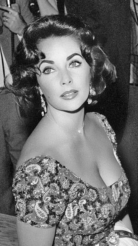 elizabeth taylor british actress Elizabeth Taylor Eyes, Young Elizabeth Taylor, Klasik Hollywood, Elizabeth Taylor Cleopatra, Classic Hollywood Glamour, Vintage Hollywood Glamour, Liz Taylor, Vivien Leigh, Natalie Wood