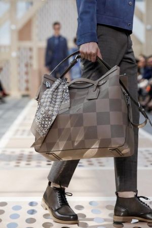 Louis Vuitton Bags For Men, Louis Vuitton Man Bag, Luxury Men's Bags For On-the-go, Louis Vuitton Mens Tote Bag, Louis Vuitton Messenger Bag Men, Louis Vuitton Paris, Old School Style, Sac Louis Vuitton, Fashion Sites