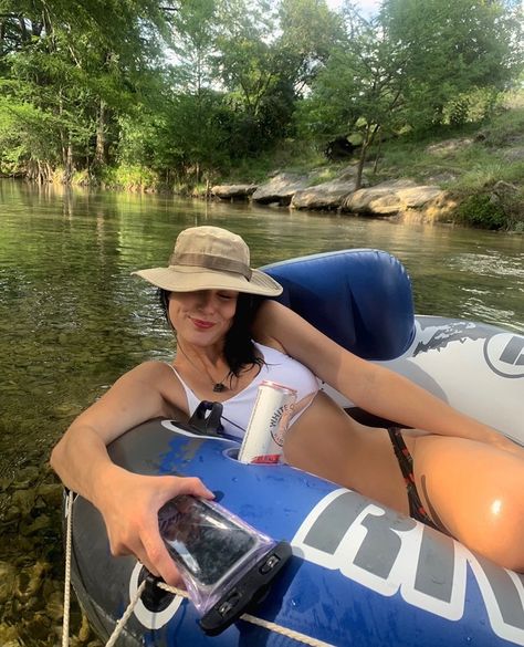 Floating River Outfit, River Day Pictures, Float Trip Aesthetic, River Tubing Aesthetic, River Tubing Outfit, River Outfit Ideas, River Floating Outfit, River Pictures Ideas, Tubing Outfit