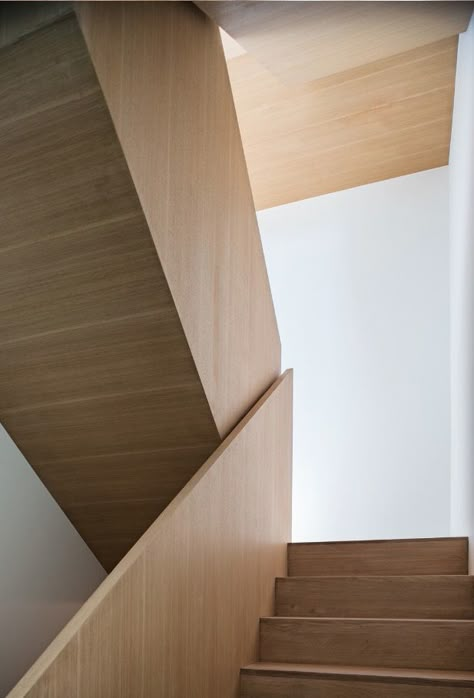 Staircase Design Minimalist, Sculptural Staircase, Architecture Futuristic, Wooded Lot, Wooden Staircase, Contemporary Stairs, Staircase Handrail, Interior Staircase, Escalier Design