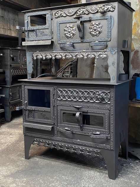 Fireplace Oven, Antique Kitchen Stoves, Pit Cooking, Wood Burning Cook Stove, Mountain Home Exterior, Coal Stove, Stoves Cookers, Fire Pit Cooking, Oven Stove