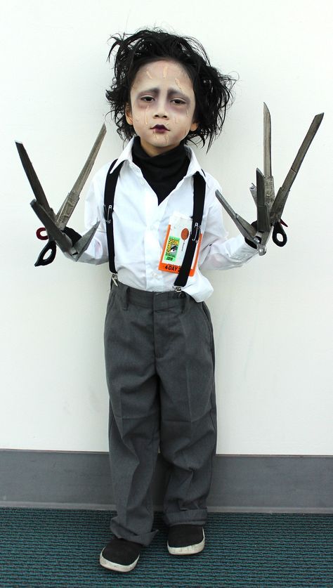 If we had to choose from all the great costumes at Comic-Con, this six-year-old's Edward Scissorhands costume would have to be our favorite! Boy Halloween Costume Ideas, Halloween Costume Teenage Girl, Edward Scissorhands Costume, Costume Unique, Baby Boy Halloween, Boy Halloween, Edward Scissorhands, Boy Halloween Costumes