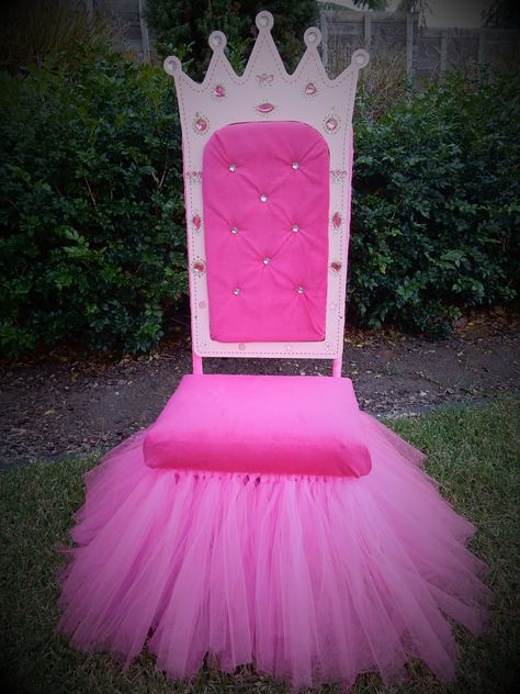 Chair For Birthday Celebrant, Princess Chair Decorations, Diy Throne Chair, Princess Chair, Anna Birthday Party, Birthday Chair, Barbie Party Decorations, Princess Theme Birthday, Princess Theme Birthday Party