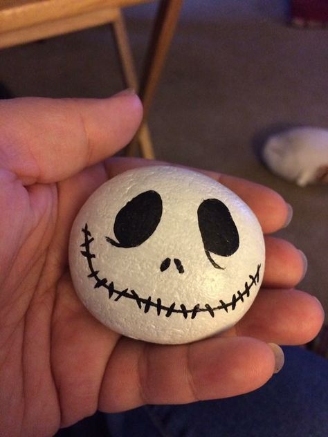 Rock Painting Garden, Cute Halloween Rock Painting Ideas, Square Painted Rocks, Rock Painting Ideas Black Background, Halloween Stone Painting, Jack And Sally Painted Rocks, Halloween Rock Painting Ideas, Horror Movie Rock Painting, Rockpainting Halloween