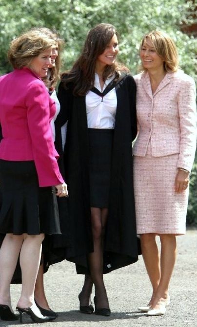 Catherine and her Mother - Graduation from St. Andrews, 2005 Carol Middleton, Modern Royalty, Princesse Kate Middleton, Looks Kate Middleton, Carole Middleton, Rule Britannia, Kate And Pippa, Middleton Family, Principe William