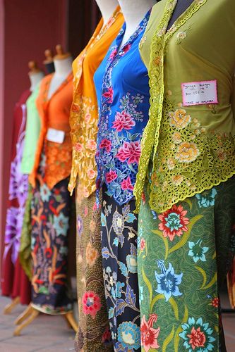 Peranakan Culture, Nyonya Kebaya, Indonesian Clothing, Malaysian Batik, Indonesian Kebaya, Baba Nyonya, Batik Clothing, Modern Kebaya, Batik Kebaya