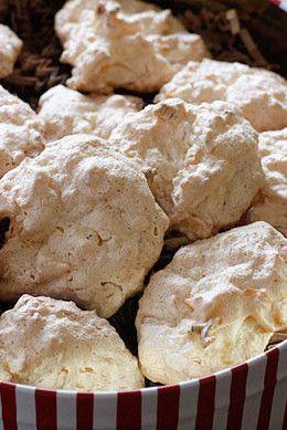 Best Deserts Ever, Meringue Cookie Recipe, Meringue Cookie, Cookies Macaroons, Coconut Macaroons Recipe, Macaroon Cookies, Christmas Cookie Ideas, Cookie Table, Coconut Desserts