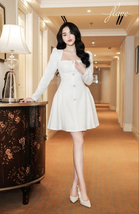 Classy White Dress Short, Elegant White Dress Short, White Dress Classy Elegant Short, Vestidos Korean Style, Dinner Dresses Classy Elegant Short, Dinner Dress Classy Elegant, Beige Dress Outfit, White Dress Classy, Batik Dress Modern