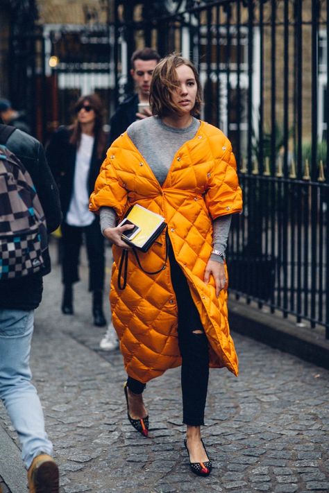 Quilted Fashion, Winter Birthday Outfit, Orange Outfits, London Fashion Week Street Style, London Fashion Weeks, Parisienne Chic, Orange Outfit, Yellow Pants, Puffy Coat