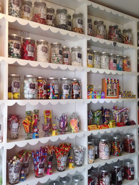 Sweet Shop Display Ideas, Old Fashion Candy Shop, Old School Candy Shop, Old Candy Shop, Old Fashioned Candy Shop, Sweet Shop Aesthetic, Candy Storage Ideas, Old Fashioned Sweet Shop, Retro Sweet Shop