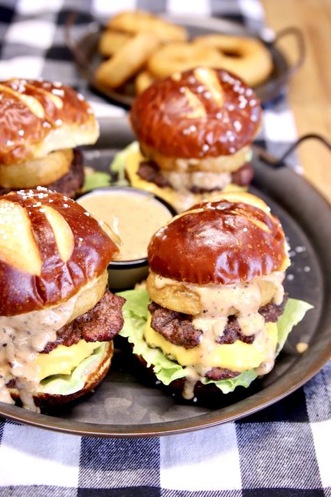 Burger Sauce Easy, Pretzel Bun Sliders, Pretzel Burger, Welcome To Good Burger, Grill Burgers, Crispy Onion Rings, Pretzel Buns, Slider Sandwiches, Pretzel Bun