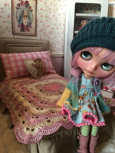 Blythe House, Valley Of The Dolls, Tiny Dolls, Cat Girl, Blythe Dolls, Dollhouse Miniatures, Doll House, Crochet Hats, Dolls