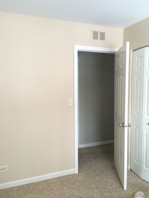 Carlisle cream- Benjamin Moore - looks very much like wooden spoon Cream Wall Room Ideas, Cream Colour Bedroom Ideas, Light Cream Wall Color, Cream Room Bedroom Paint Colors, Cream Wall Paint Bedrooms, Cream Color Bedroom Walls, Cream Colour Bedroom, Cream Color Paint Walls, Cream Walls Bedroom