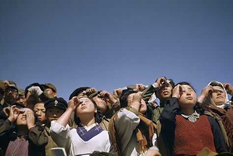 People watching a solar eclipse squint through smoked glass or film on Rebun Island in Japan, March 1949. Japan March, 귀여운 음식 그림, People Watching, Film Inspiration, Foto Art, Cinematic Photography, National Geographic Photos, Solar Eclipse, People Photography