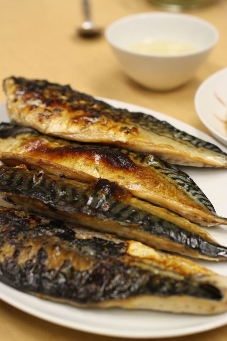 Recipe: Yakizakana (Grilled Fish) Barbecue Fish, Bowl Of Rice, Fish Salad, Fish Fish, Fish Recipe, Grilled Fish, Miso Soup, Japanese Dishes, Japan Food