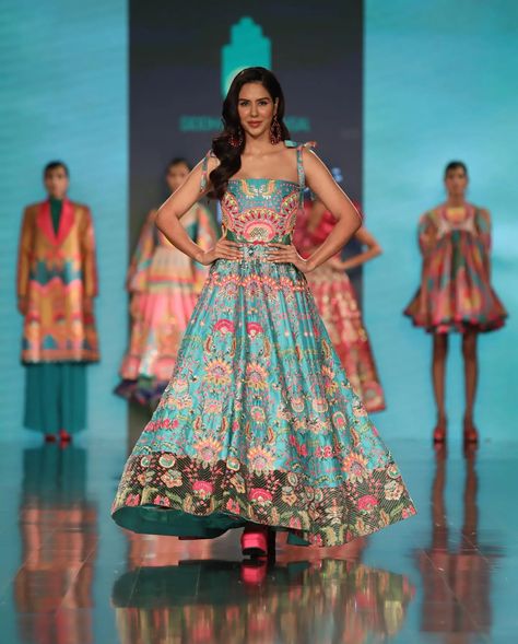 Lakme Fashion Week 2022 Indian Lehenga, Indian Fashion Week 2022, Lakmé Fashion Week 2023, Latest Lakme Fashion Week 2023, Bollywood Fashion 2022, Manish Malhotra Sequin Saree, Lakme Fashion Week 2023, Lakme Fashion Week 2022, Indian Fashion Show