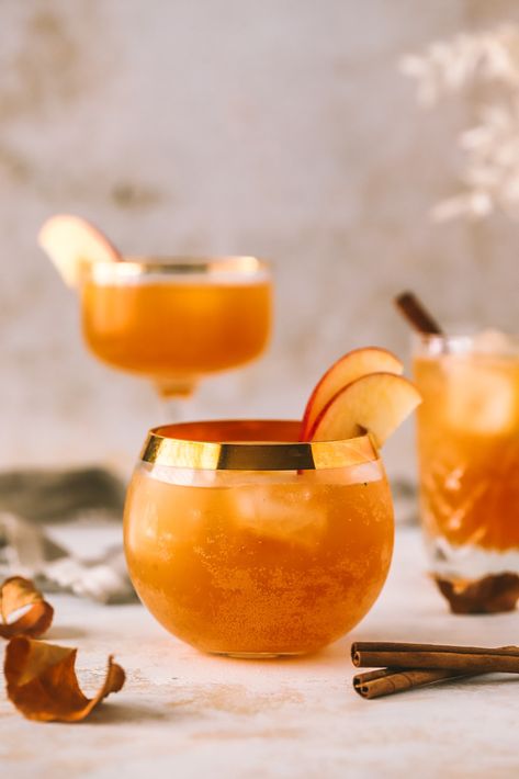 Full of warm spices, apple cider, bourbon and fizzy prosecco, this divine bourbon cockail is fully flavoured and perfect for Fall & Winter. Apple Cider Bourbon Cocktail, Cider Bourbon Cocktail, Summer Beach Drinks, Bourbon Fizz, Apple Cider Bourbon, Winter Porch Pots, Bourbon Apple Cider, Thanksgiving Mains, Fall Winter Decor