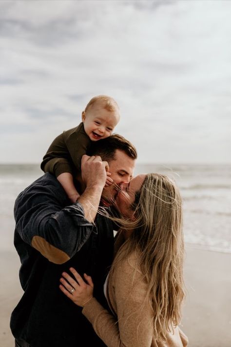 Beach Family Photoshoot Outfits, Beach Family Photoshoot, Beach Photoshoot Family, Baby Family Pictures, Cute Family Photos, Family Beach Portraits, Beach Photo Session, Family Photos With Baby, Family Photoshoot Poses