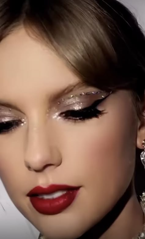 Taylor Swift Makeup Bejeweled, Taylor Swift Gem Makeup, T Swift Makeup, Gold Silver Eye Makeup, Taylor Inspired Makeup, Sparkly Cat Eye Makeup, Reputation Hairstyle Concert, Taylor Swift Midnight Eye Makeup, Makeup With Sequins